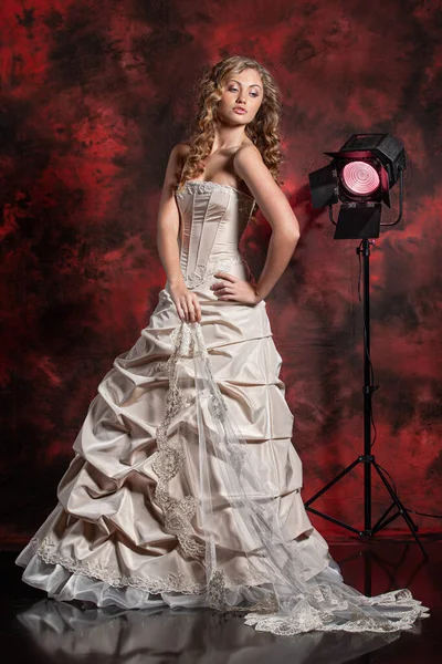 Jeune Belle Femme Dans Une Robe Mariée Sur Fond Studio — Photo