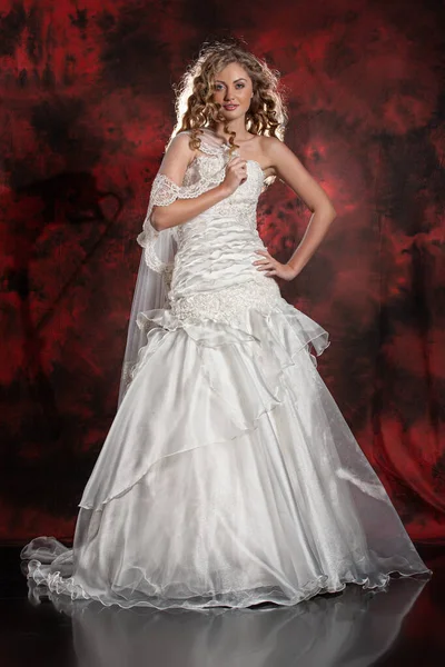 Ung Vacker Kvinna Bröllopsklänning Studio Bakgrund — Stockfoto