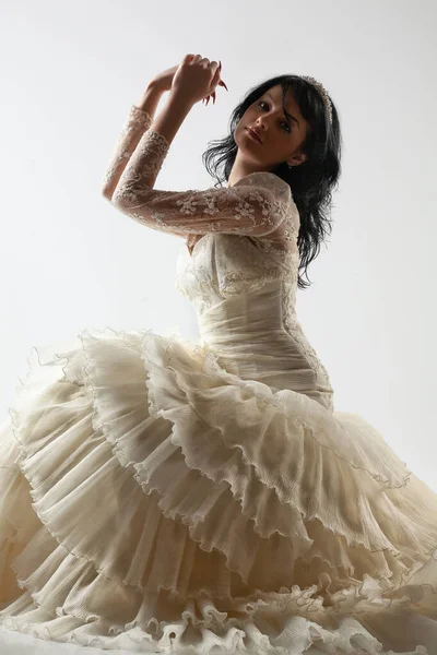 Jeune Belle Femme Dans Une Robe Mariée Sur Fond Studio — Photo