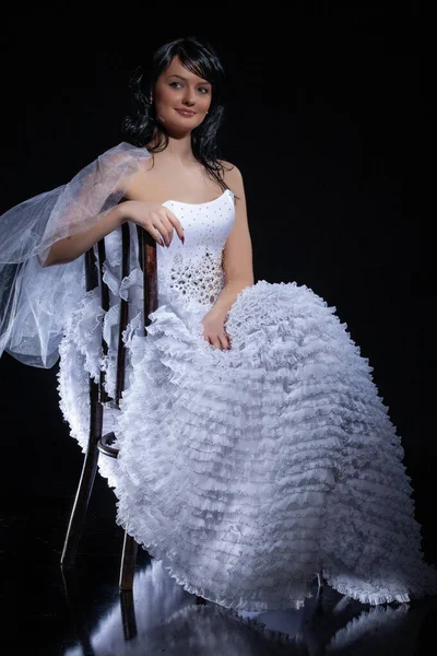 Junge Schöne Frau Einem Hochzeitskleid Auf Einem Atelierhintergrund — Stockfoto