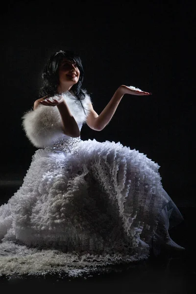 Jeune Belle Femme Dans Une Robe Mariée Sur Fond Studio — Photo