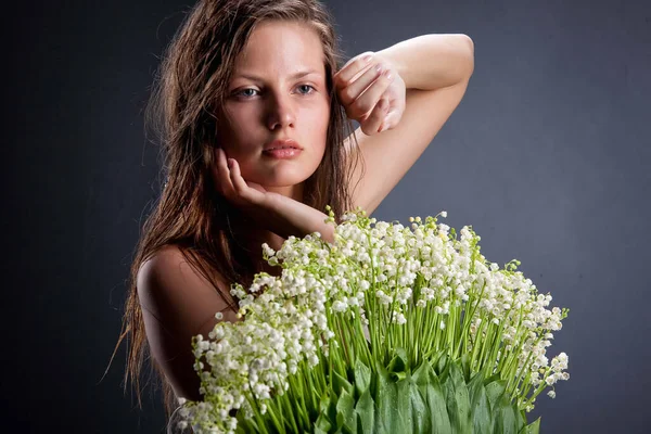 Junge Attraktive Frau Mit Maiglöckchen — Stockfoto