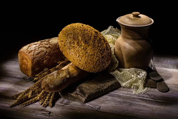 Diferentes Tipos Pão Vaso Cerâmica Fundo Estúdio — Fotografia de Stock