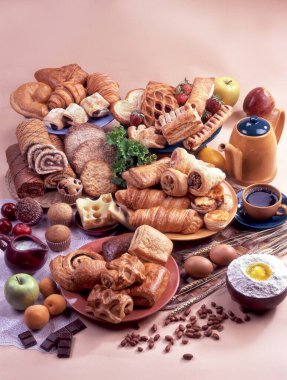 Stüdyonun arka planında farklı ekmek ve hamur işleri olan sakin bir hayat.