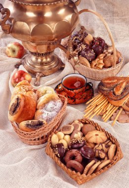 Stüdyonun arka planında farklı ekmek ve hamur işleri olan sakin bir hayat.