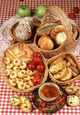 Stüdyonun arka planında farklı ekmek ve hamur işleri olan sakin bir hayat.