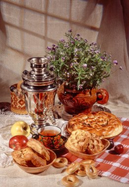 Stüdyonun arka planında farklı ekmek ve hamur işleri olan sakin bir hayat.