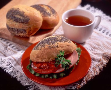 Stüdyonun arka planında farklı ekmek ve hamur işleri olan sakin bir hayat.