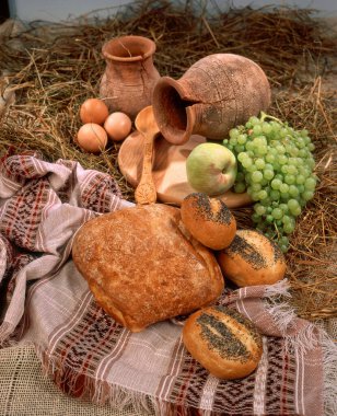 Stüdyonun arka planında farklı ekmek ve hamur işleri olan sakin bir hayat.