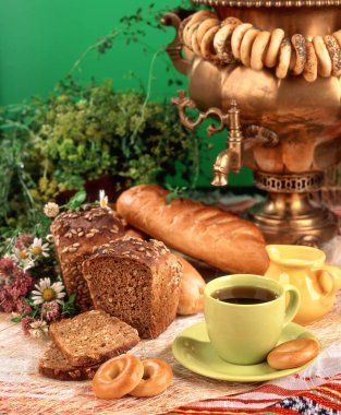 Stüdyonun arka planında farklı ekmek ve hamur işleri olan sakin bir hayat.