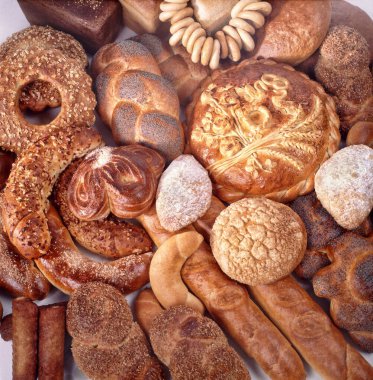 Stüdyonun arka planında farklı ekmek ve hamur işleri olan sakin bir hayat.