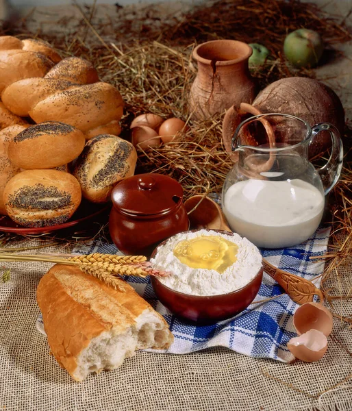 Stüdyonun arka planında farklı ekmek ve hamur işleri olan sakin bir hayat.