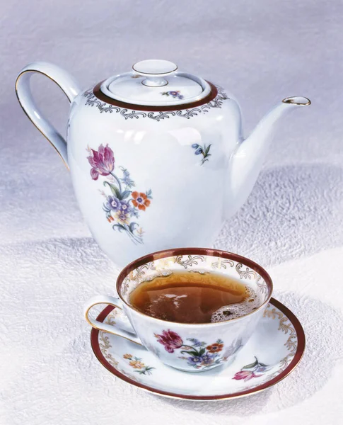 Ayrı bir stüdyoda bir fincan çay ve çaydanlık.