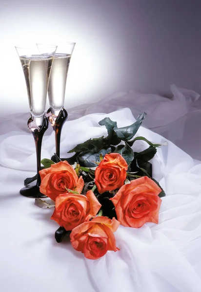 Glaases Wine Bouquet Flowers Ona Studio Background — Stock Photo, Image