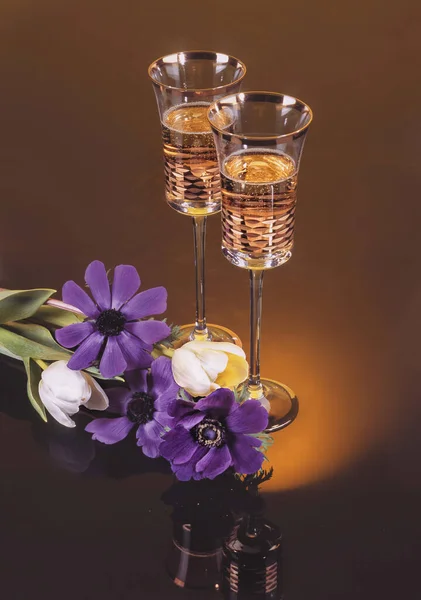 Glaases Wine Bouquet Flowers Ona Studio Background — Stock Photo, Image