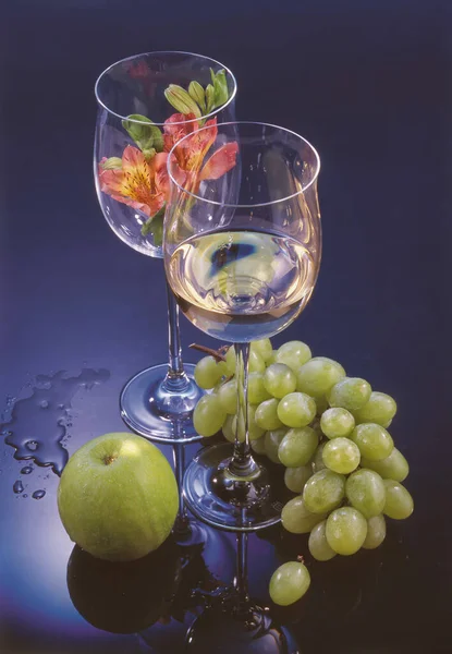 Glaases Wine Bouquet Flowers Studio Background — Stock Photo, Image