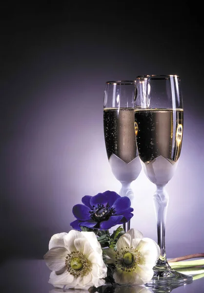 Glaases Wine Bouquet Flowers Ona Studio Background — Stock Photo, Image