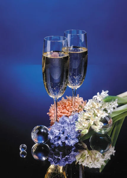 Glaases Wine Bouquet Flowers Ona Studio Background — Stock Photo, Image