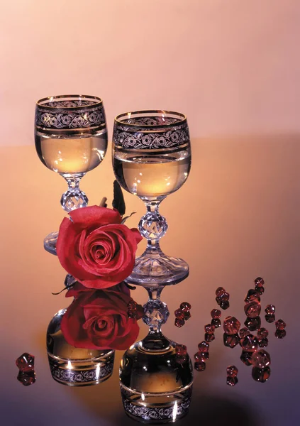 Окуляри Вином Троянда Скляному Фоні Ліцензійні Стокові Фото