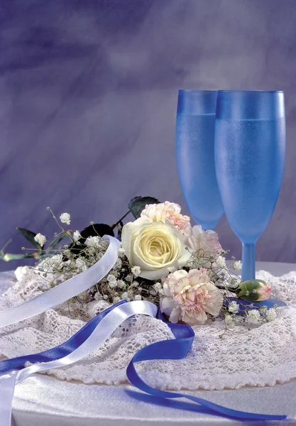 Γλάσο Κρασιού Και Μπουκέτο Λουλουδιών Φόντο Στούντιο Εικόνα Αρχείου