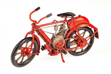 İzole edilmiş bir stüdyo arka planında küçük bir oyuncak.