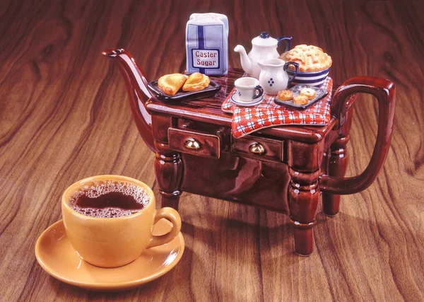 Csendélet Egy Csésze Teával Egy Retro Stílusú Tepot Egy Íróasztalon Jogdíjmentes Stock Képek