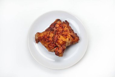 İzole edilmiş stüdyo arka planında kızarmış tavuk tabağı.