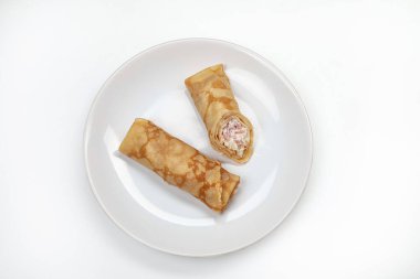 İzole edilmiş bir stüdyo arka planında krep tabağı