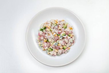 İzole edilmiş bir stüdyoda et ve mayonez tabağı.