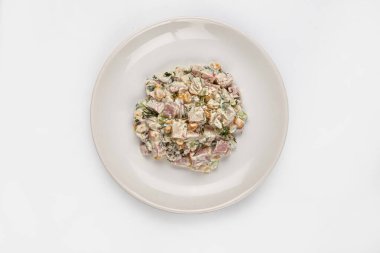 Ayrı bir zeminde mayonez salatası.