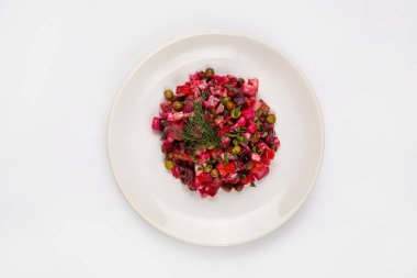 İzole edilmiş stüdyo arka planında bir tabak salata sosu.
