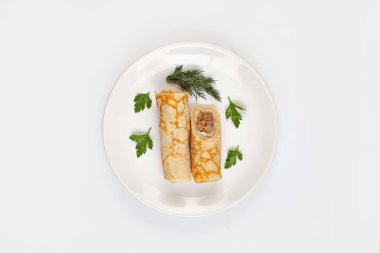 Gözleme ve yeşillik izole bir arka planda bir tabakta