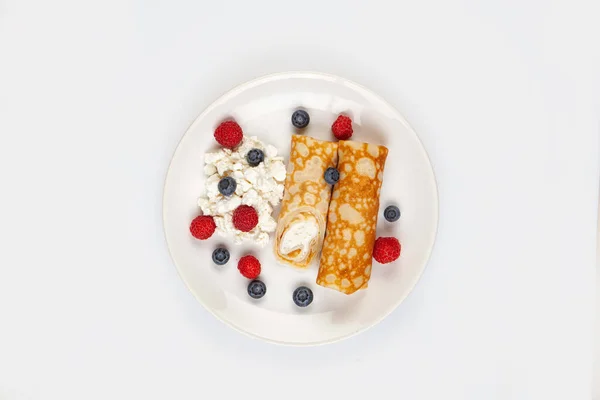 Pfannkuchen Und Beeren Auf Einem Teller Vor Isoliertem Hintergrund — Stockfoto