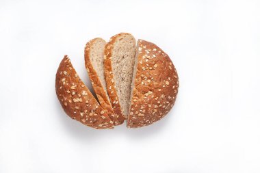 İzole edilmiş beyaz stüdyo arka planında ekmek