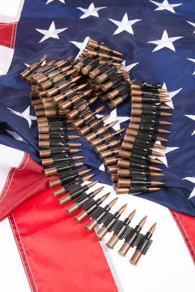 Cinturón de Cartidge en una bandera americana — Foto de Stock