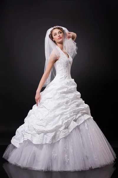 Giovane bella sposa — Foto Stock