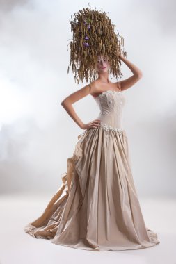 Gelinlik giymiş güzel bir kadın.