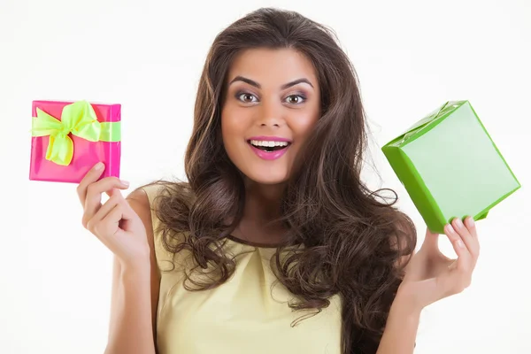 Mujer joven con un regalo — Foto de Stock