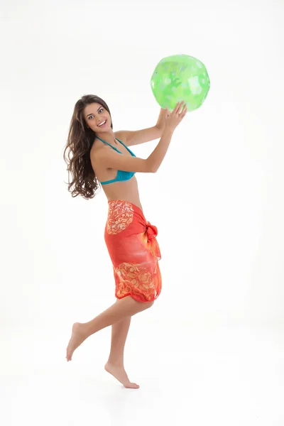 Jeune femme jouant avec une balle — Photo