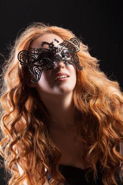 Genç kırmızı - siyah bir maske saçlı kadın