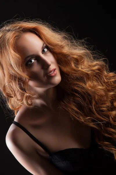 Fiatal vörös hajú nő fekete fehérnemű — Stock Fotó
