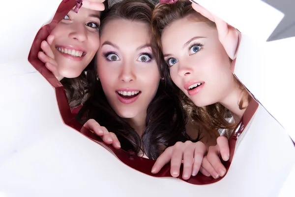 Tres jóvenes mujeres sonrientes — Foto de Stock