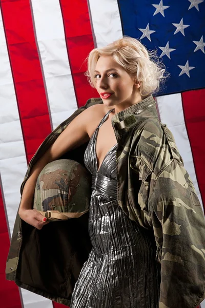 Joven mujer atractiva vestida con ropa militar — Foto de Stock