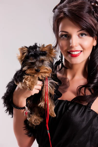 Młoda kobieta z psem mały — Zdjęcie stockowe