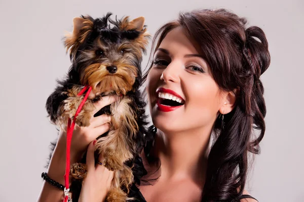 Jonge vrouw met een kleine hond — Stockfoto