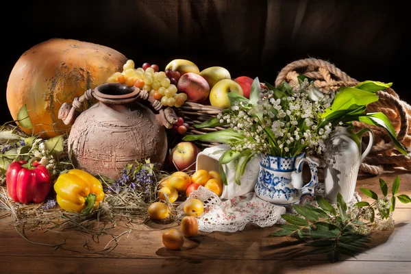 Натюрморт с керамической банкой и фруктами — стоковое фото