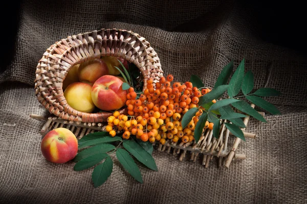 Натюрморт с персиками и ягодами — стоковое фото