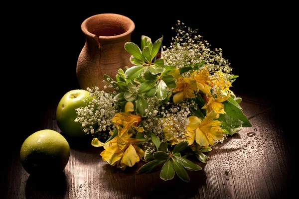 Bodegón con flores y manzanas — Foto de Stock