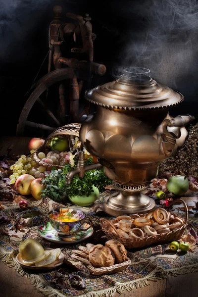 Stilleben med Samovar, frukt, te och spinnrock — Stockfoto