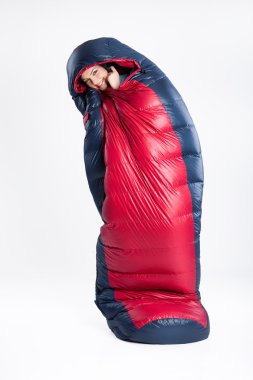 Uyku tulumu içinde genç kadın